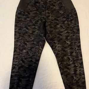 Baccini cropped camo leggings size L